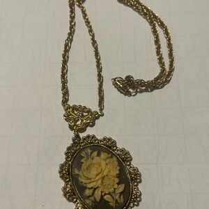 Elegant Gold Floral Pendant Necklace